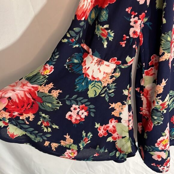 Iman medium blouse is layered flared sleeves - Picture 4 of 5